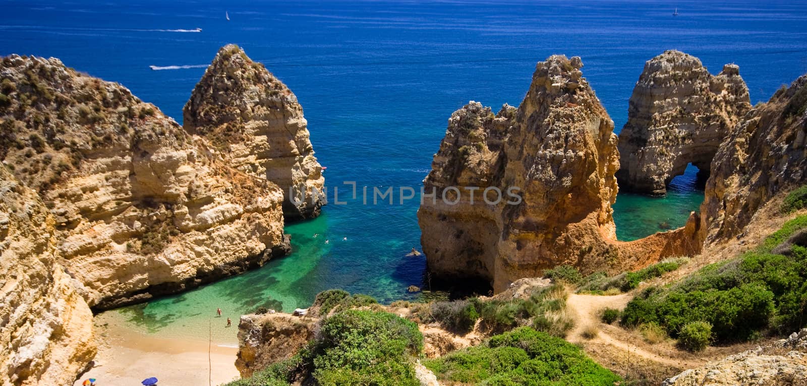 Algarve rock - coast in Portugal by anobis