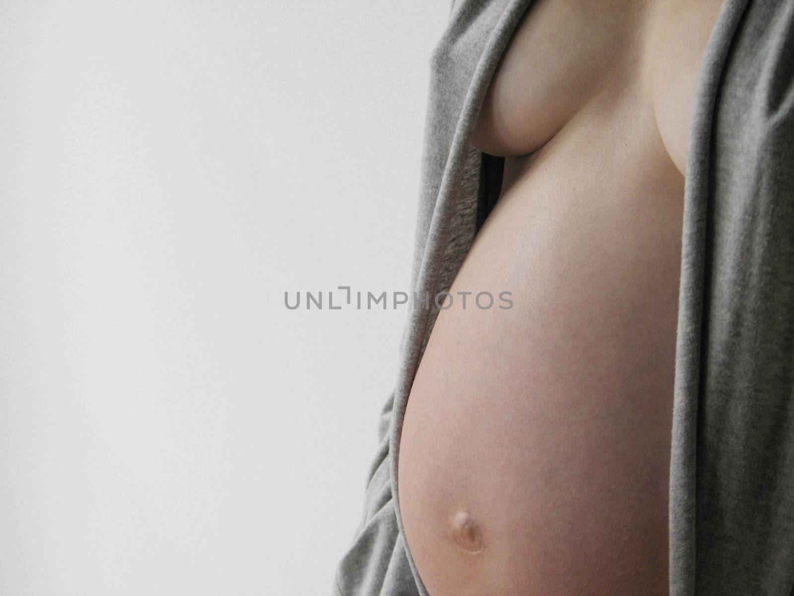 pregnant belly close-up by mmm
