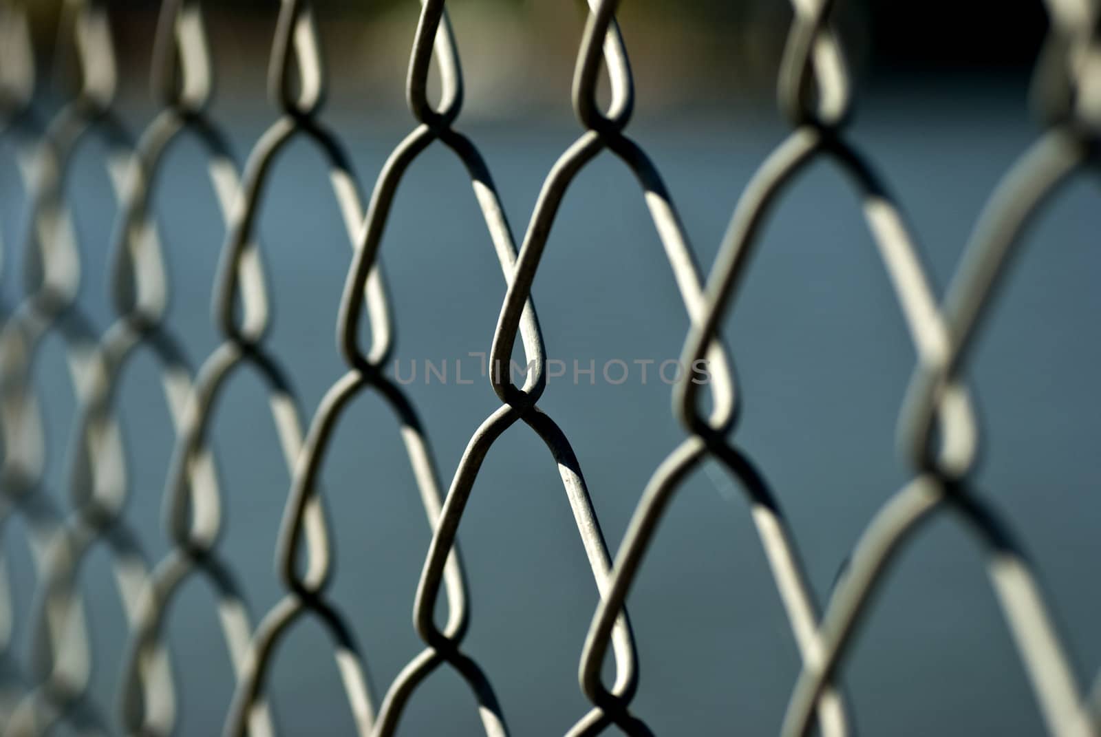 Metal wire fence with short focal length