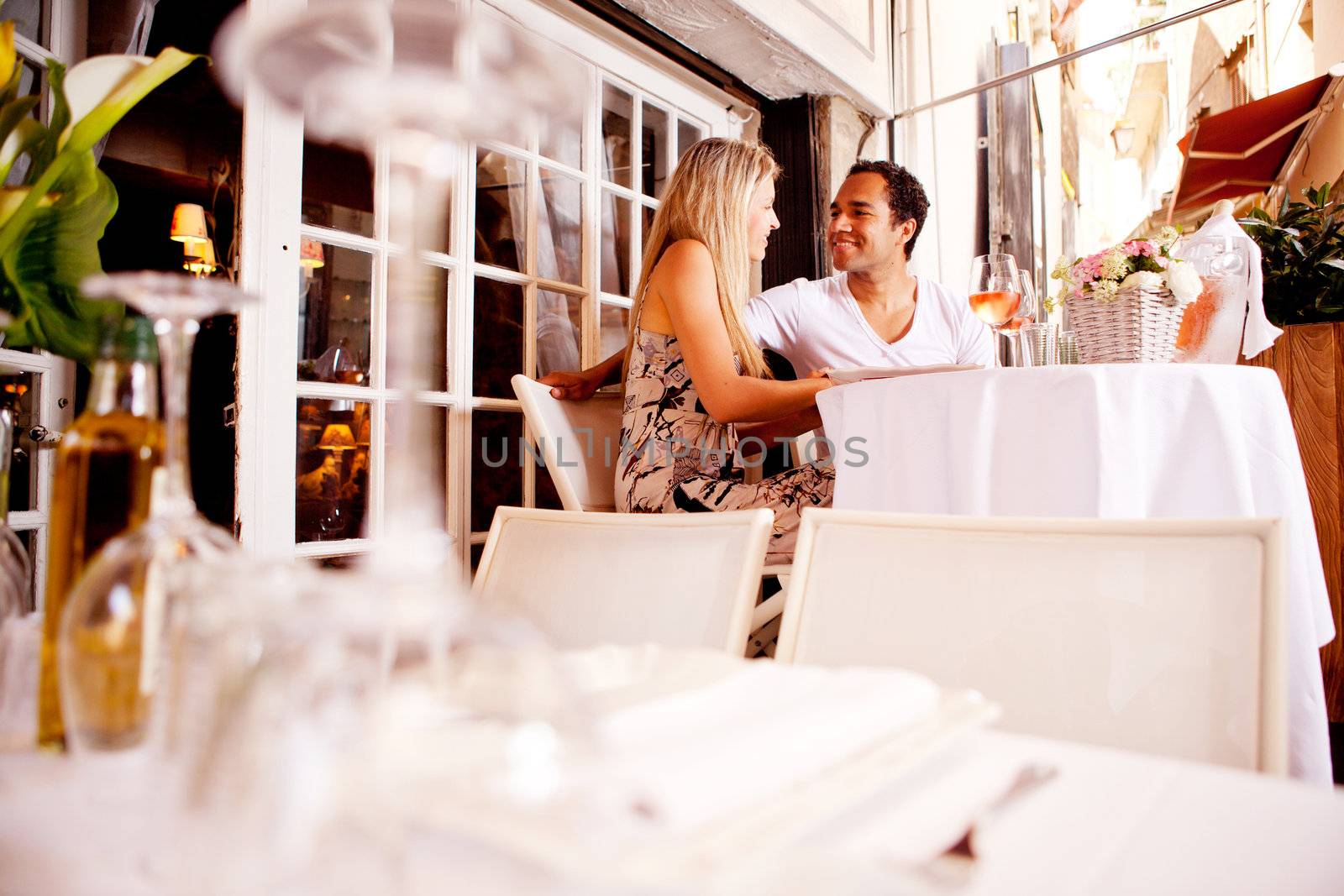 A happy couple on a date in an outdoor restaurant 