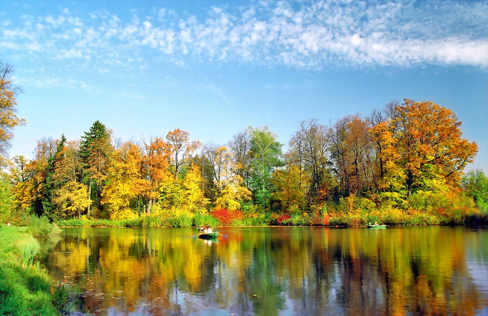 Lake with picturesque autumn trees by mulden