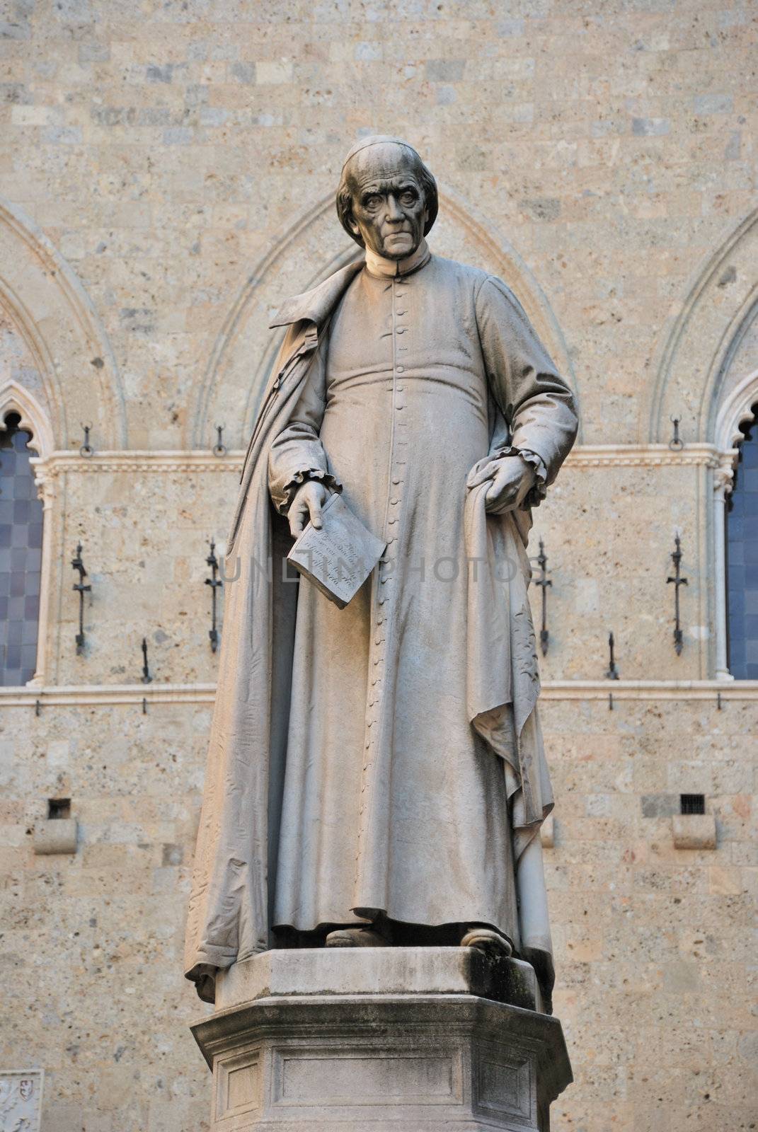A monument in piazzza Salimbeni, in Siena