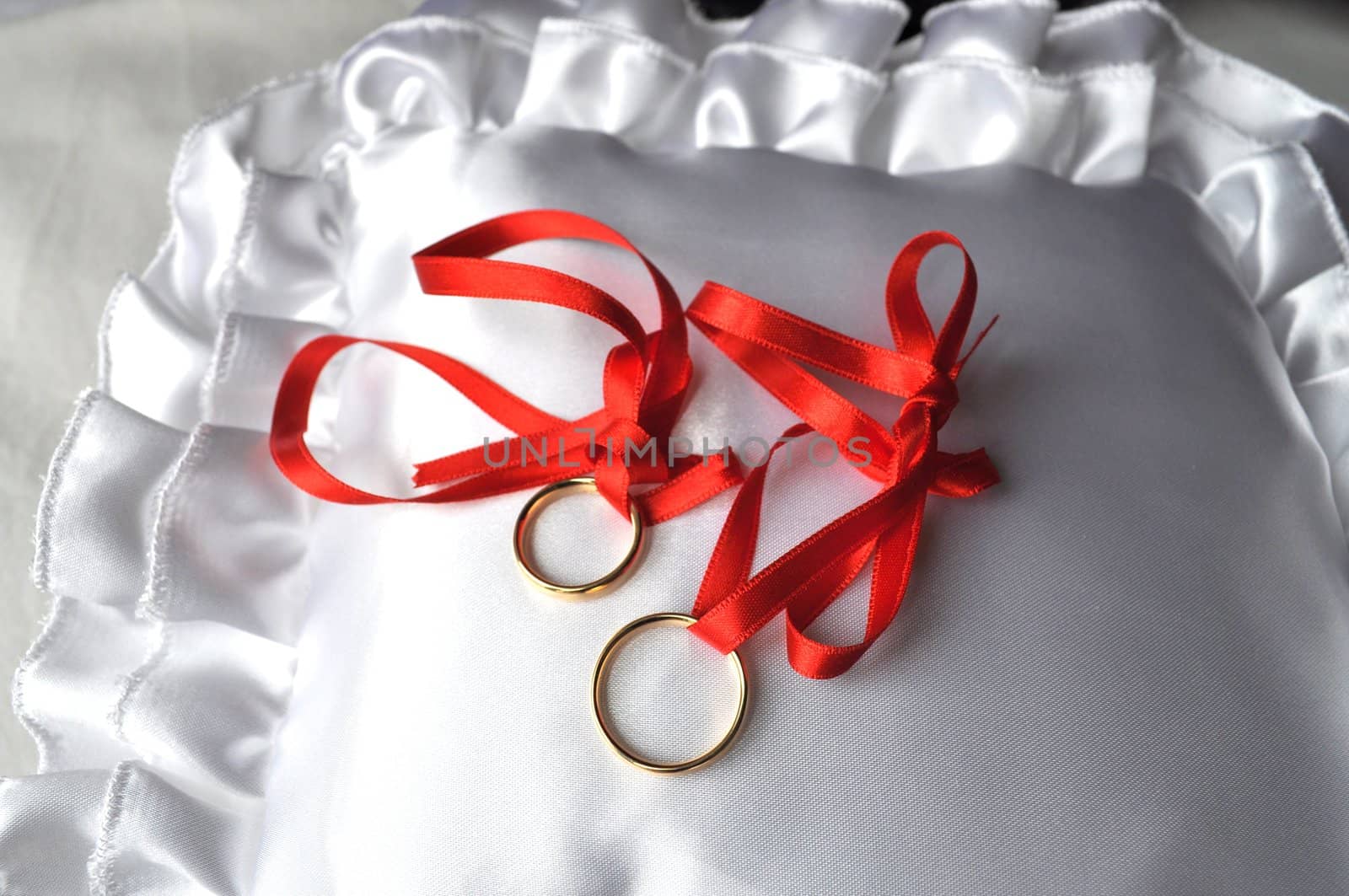 Wedding rings by rigamondis