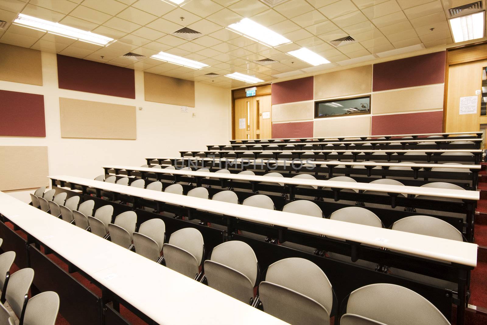 leacture room with many chairs.