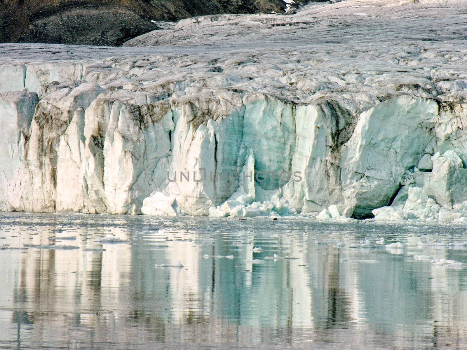 Icy Glaciar Cruise in Svalbard, North Pole