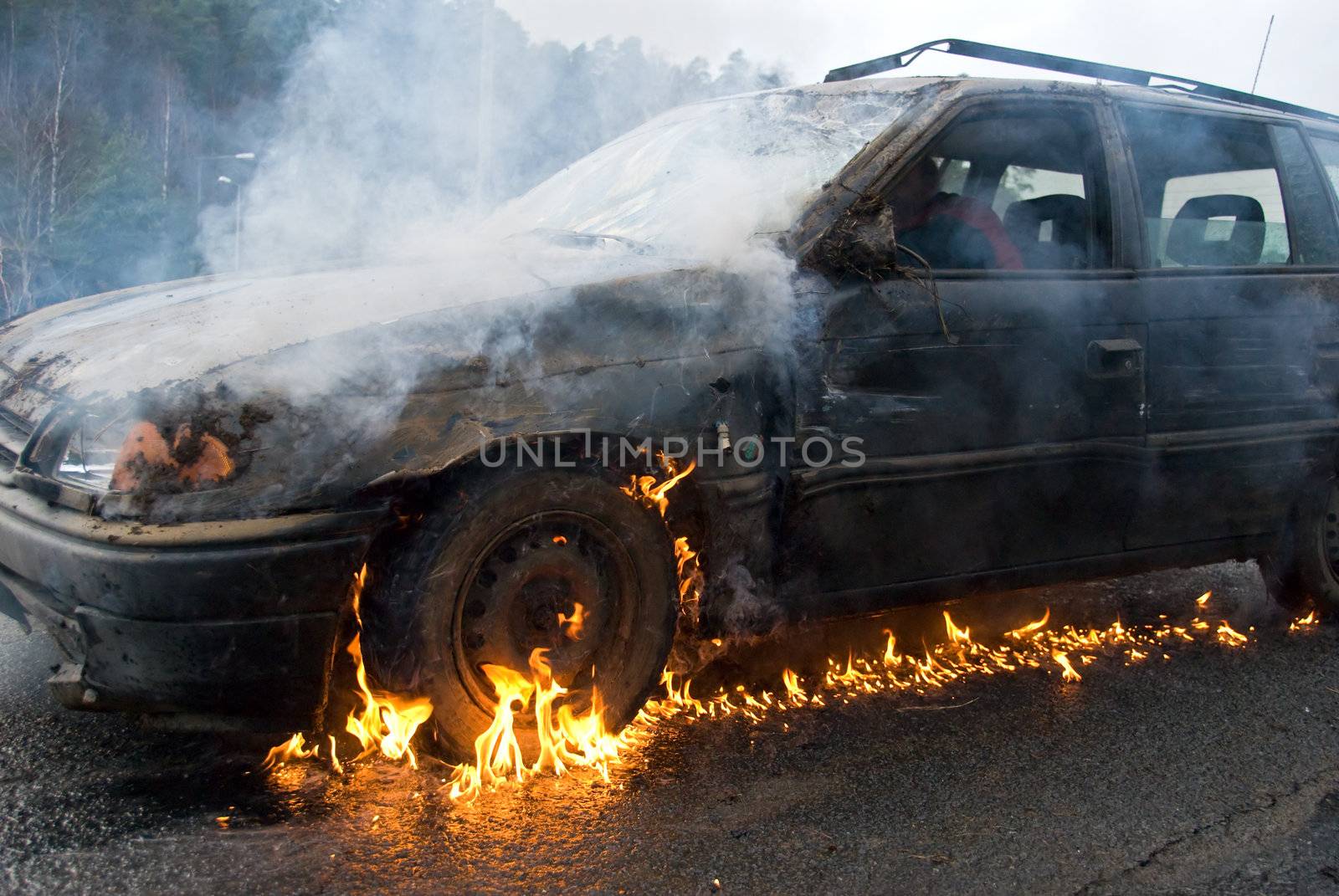 Car on fire by frodelil