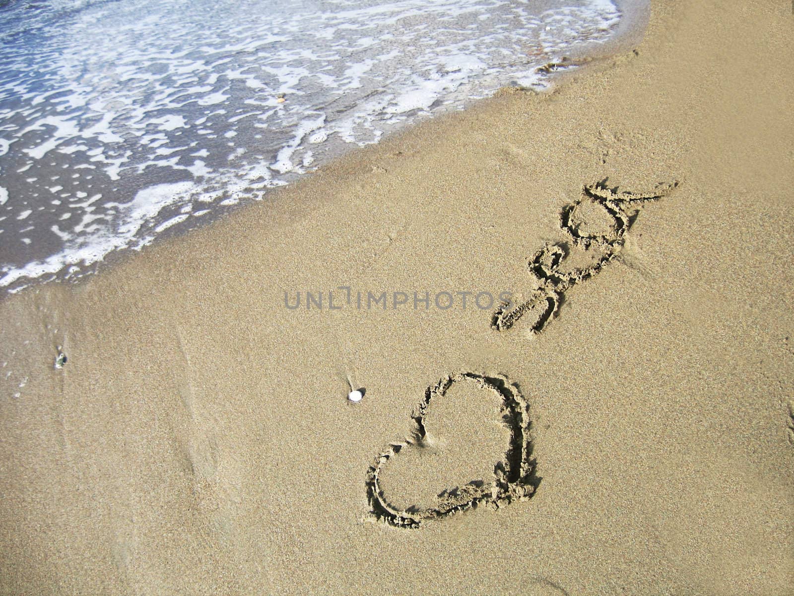 words love sea written on the sand