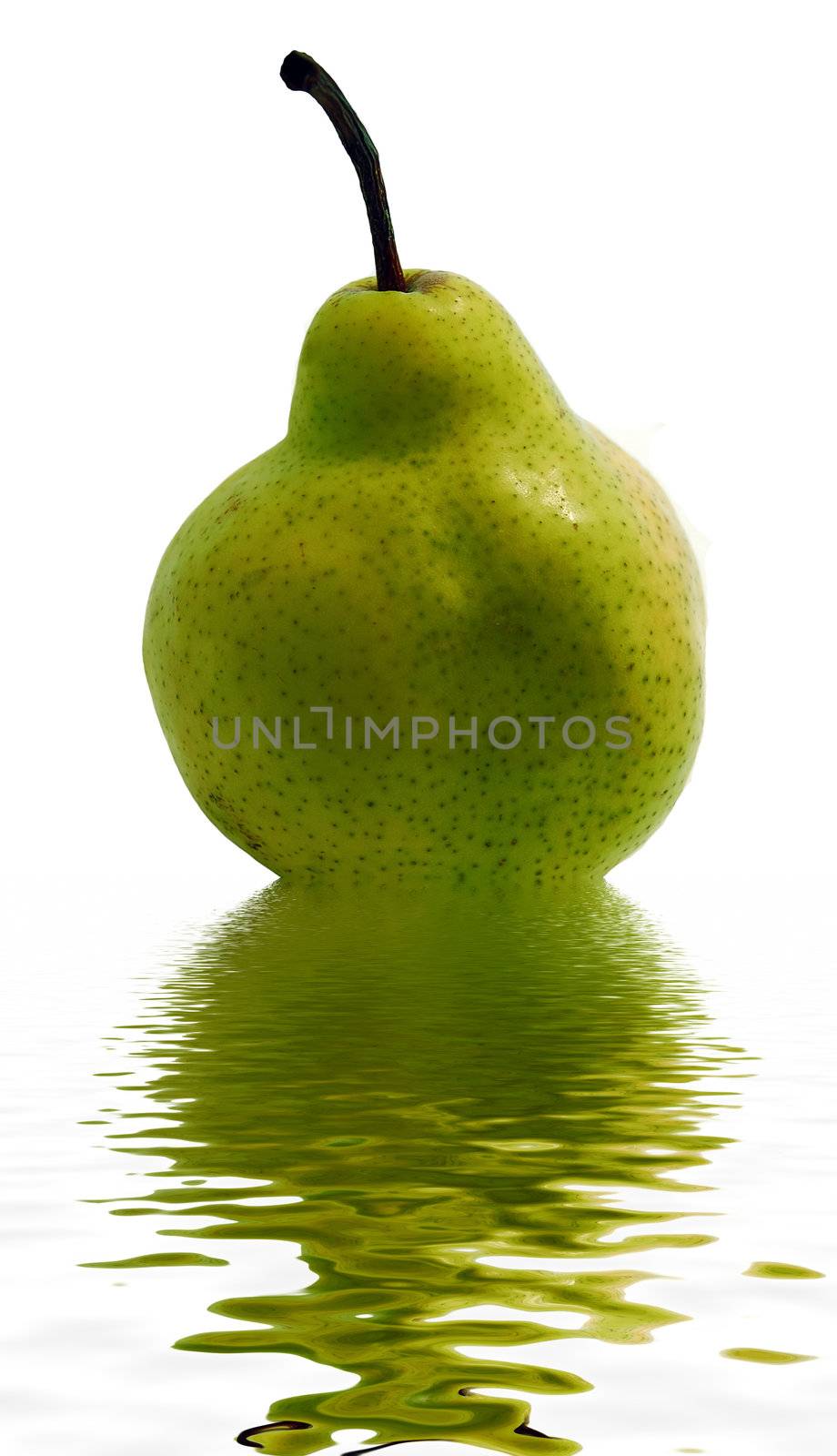 green pear in water by mettus