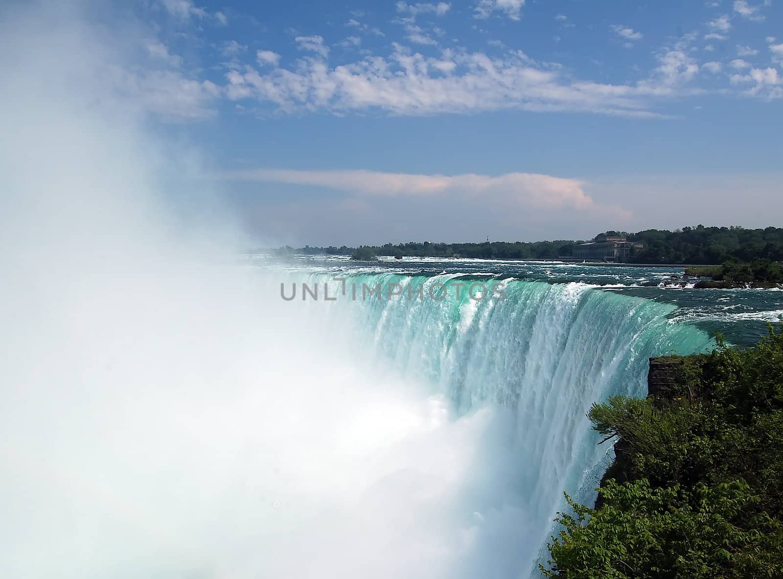 Close-up view of the Horseshoe Falls from Canada 