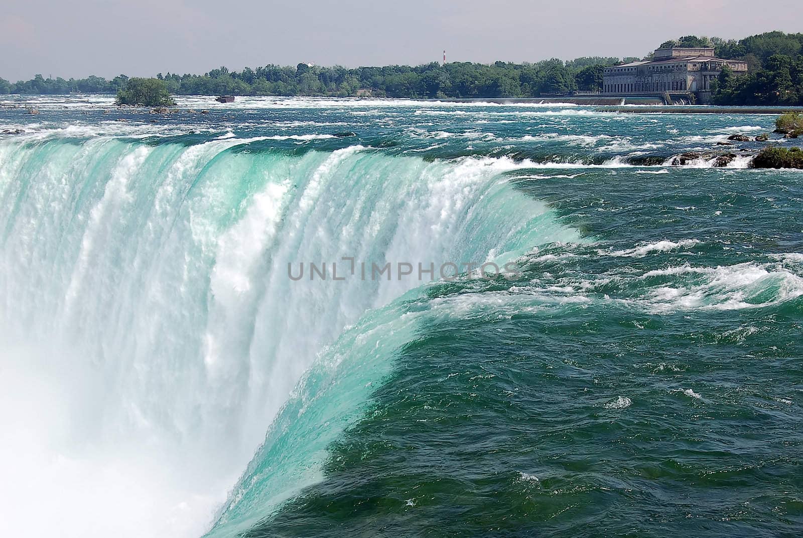 Close-up view of the Horseshoe Falls from Canada 