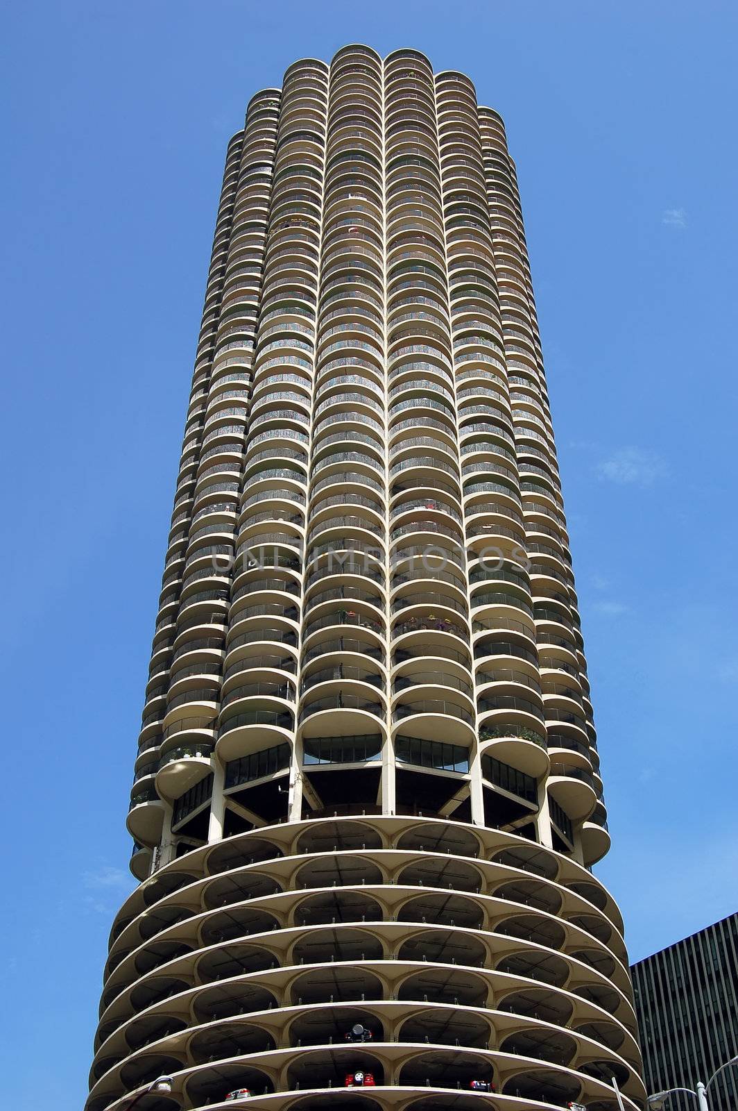 Picture of a very modern skyscraper in Chicago