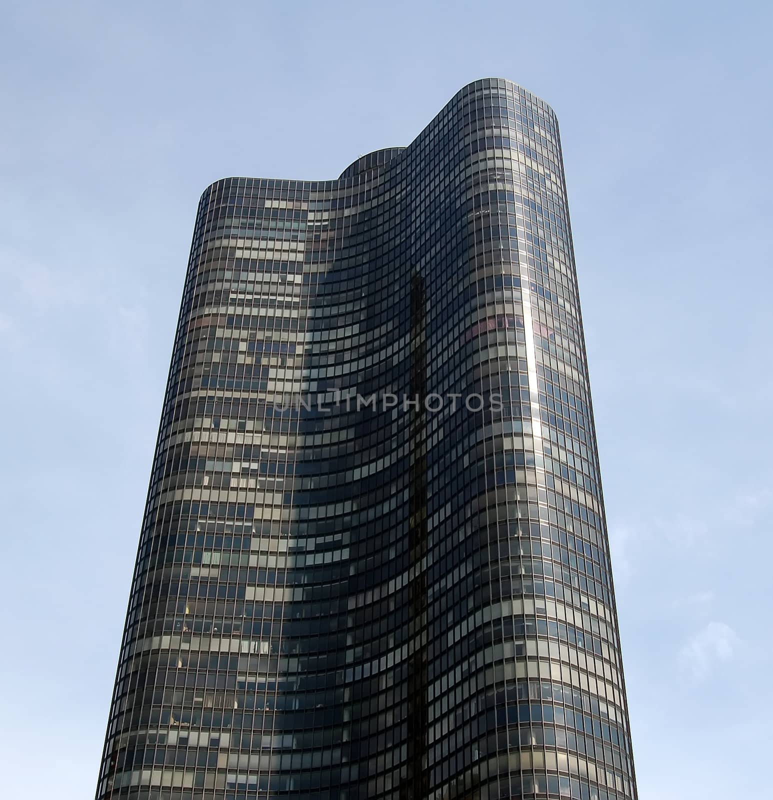 Picture of a very modern skyscraper in Chicago