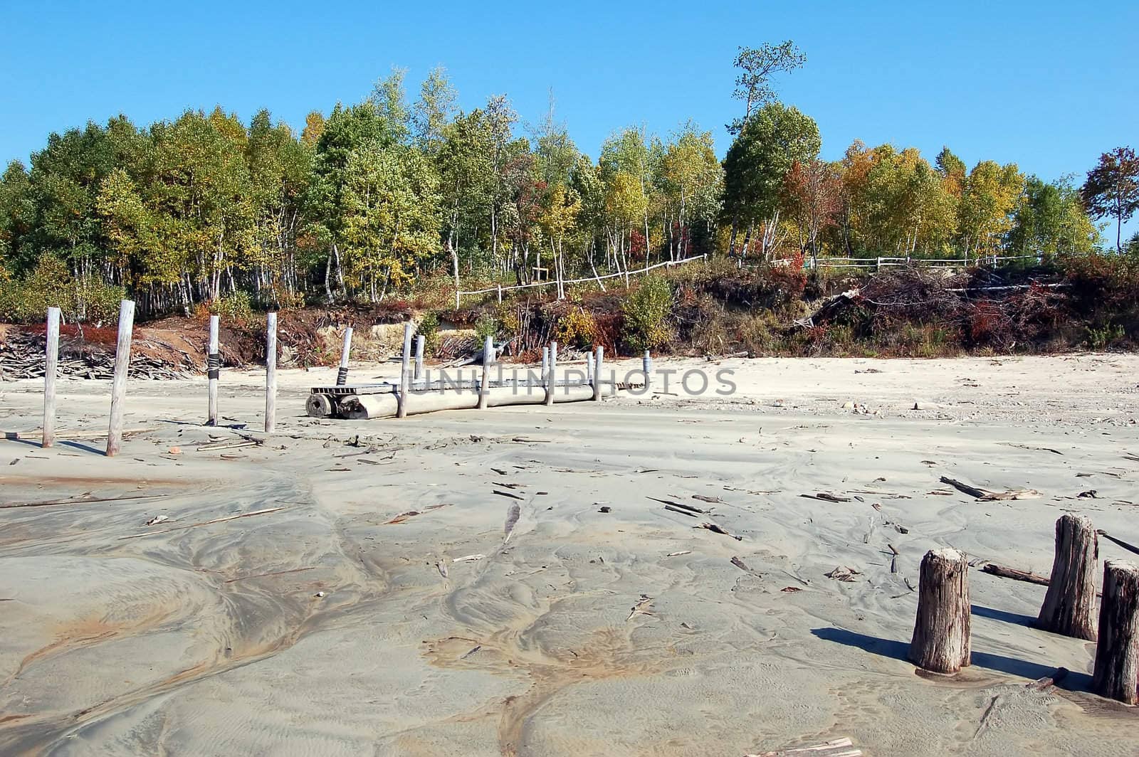 Lake with low water level by nialat