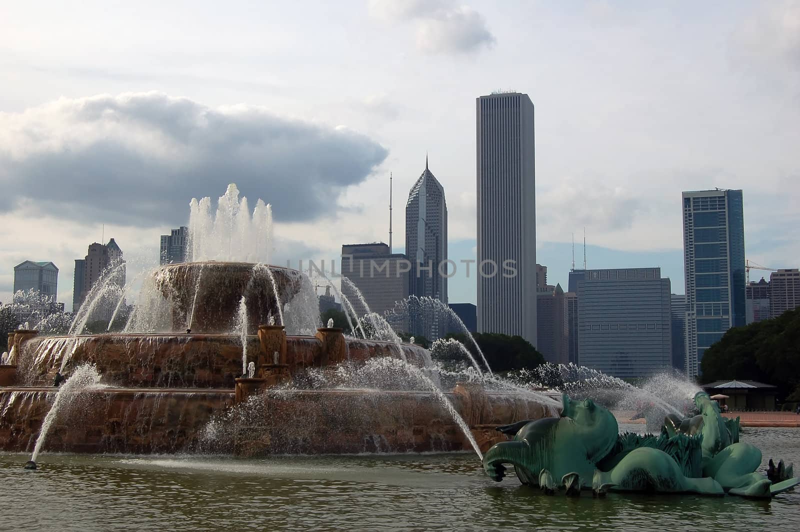 Close-up picture of Buckingham Fountain in Chicago