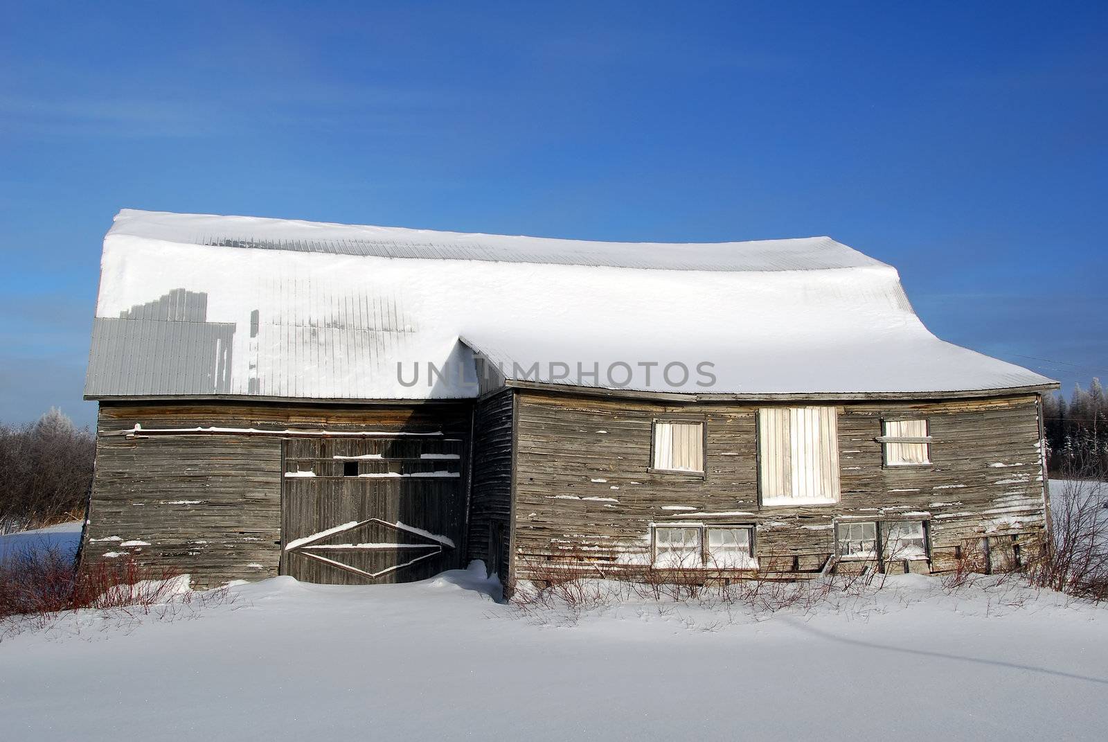 Picture of an abandoned barn in Winter