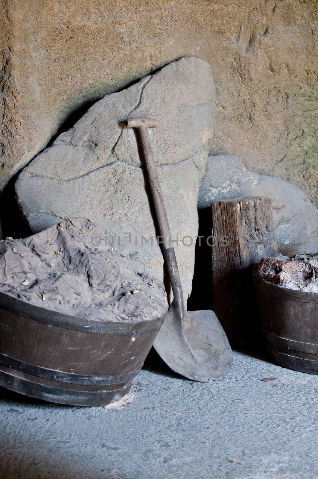 Picture of an old mine with oxide material