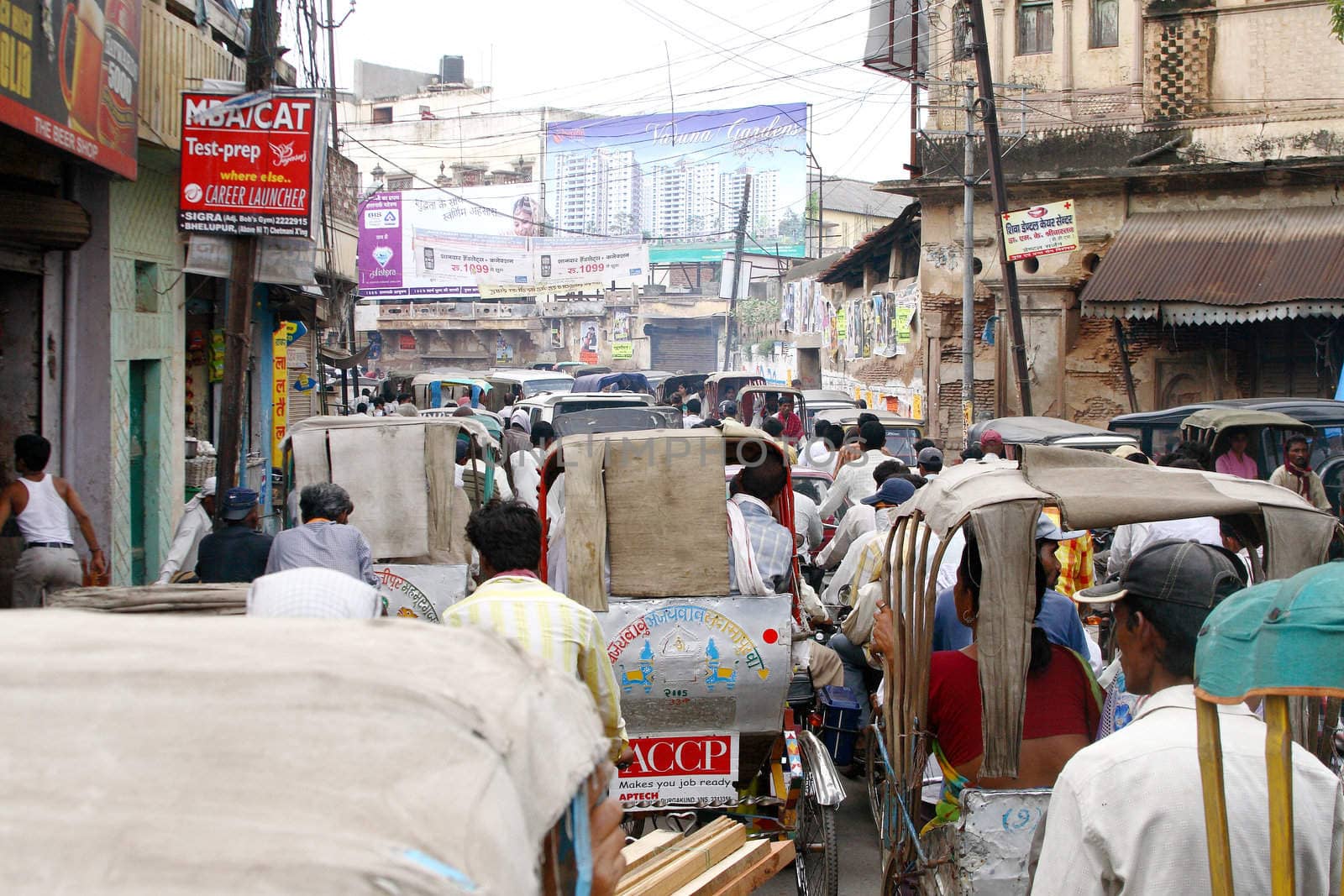 photo of traffic crowd in the city