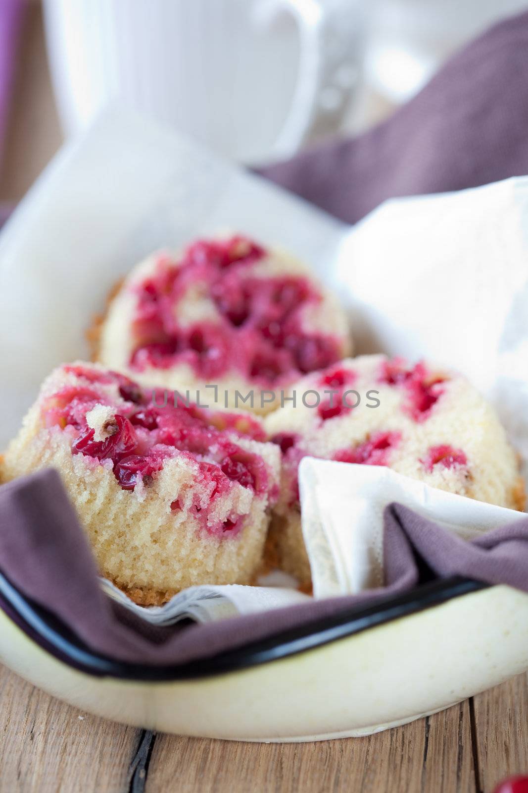 Red currant cupcakes by Fotosmurf