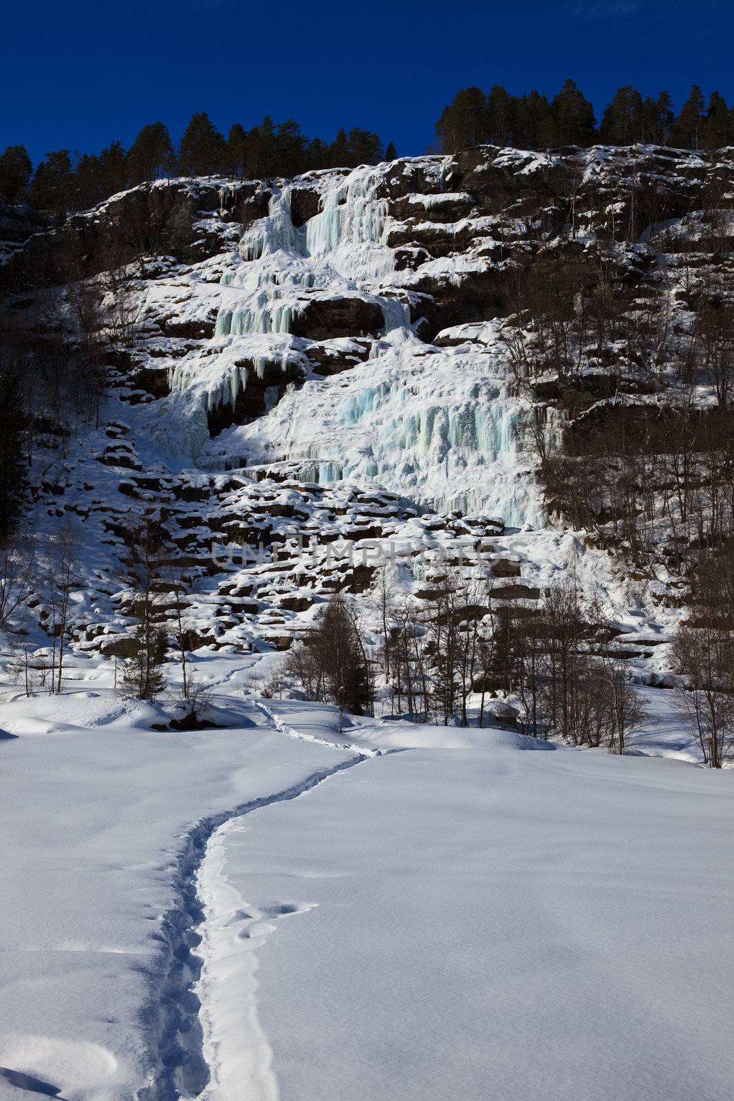 Frozen Waterfall by SveinOttoJacobsen