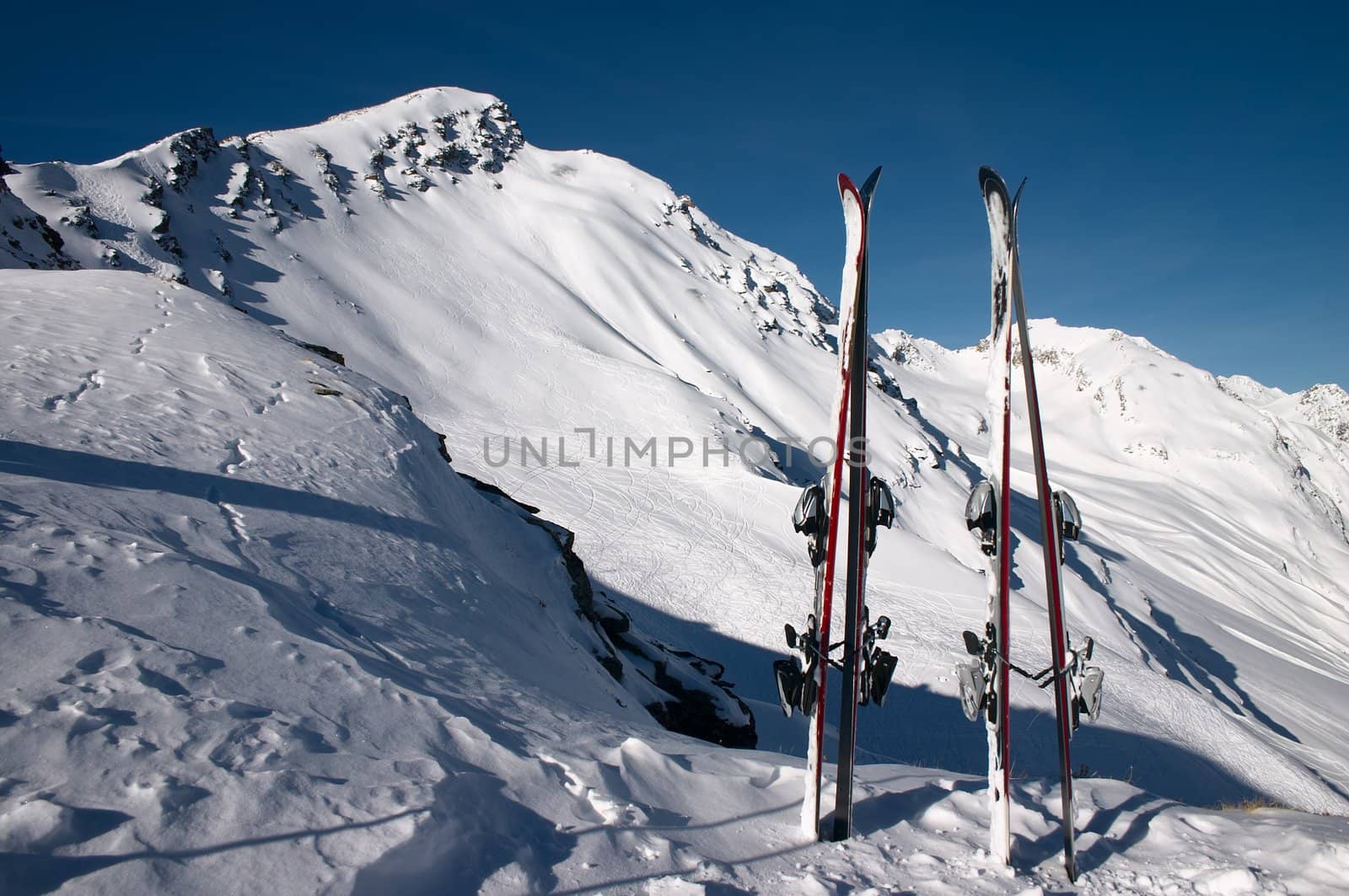 ski in snow in the mountains under blue sky