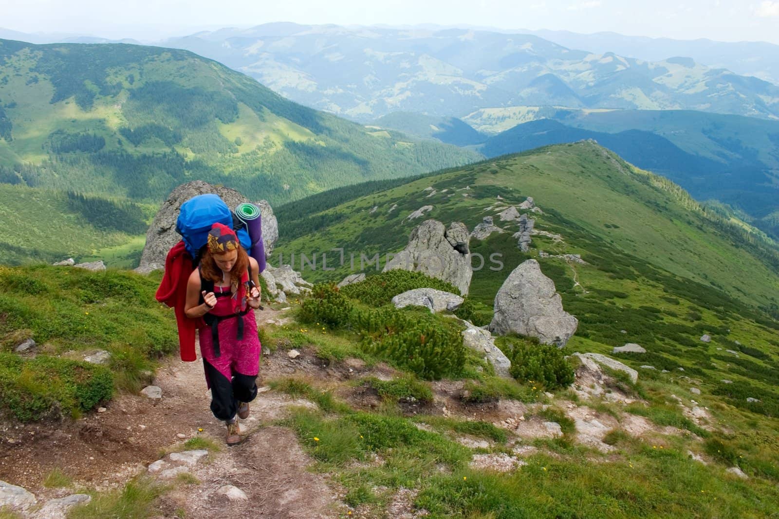 Tourist girl traveling in the sumer mountains
