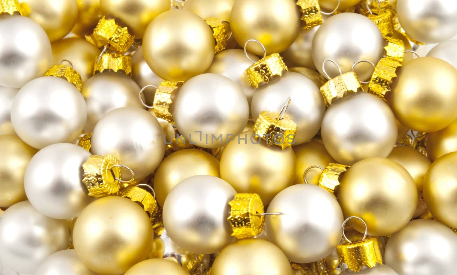 Full pack of opaque christmas balls by rigamondis