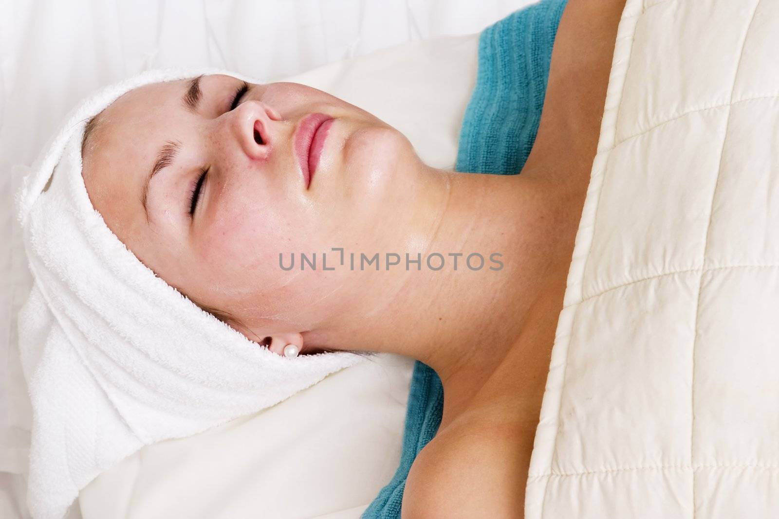 A woman recieving a facial at a beauty spa