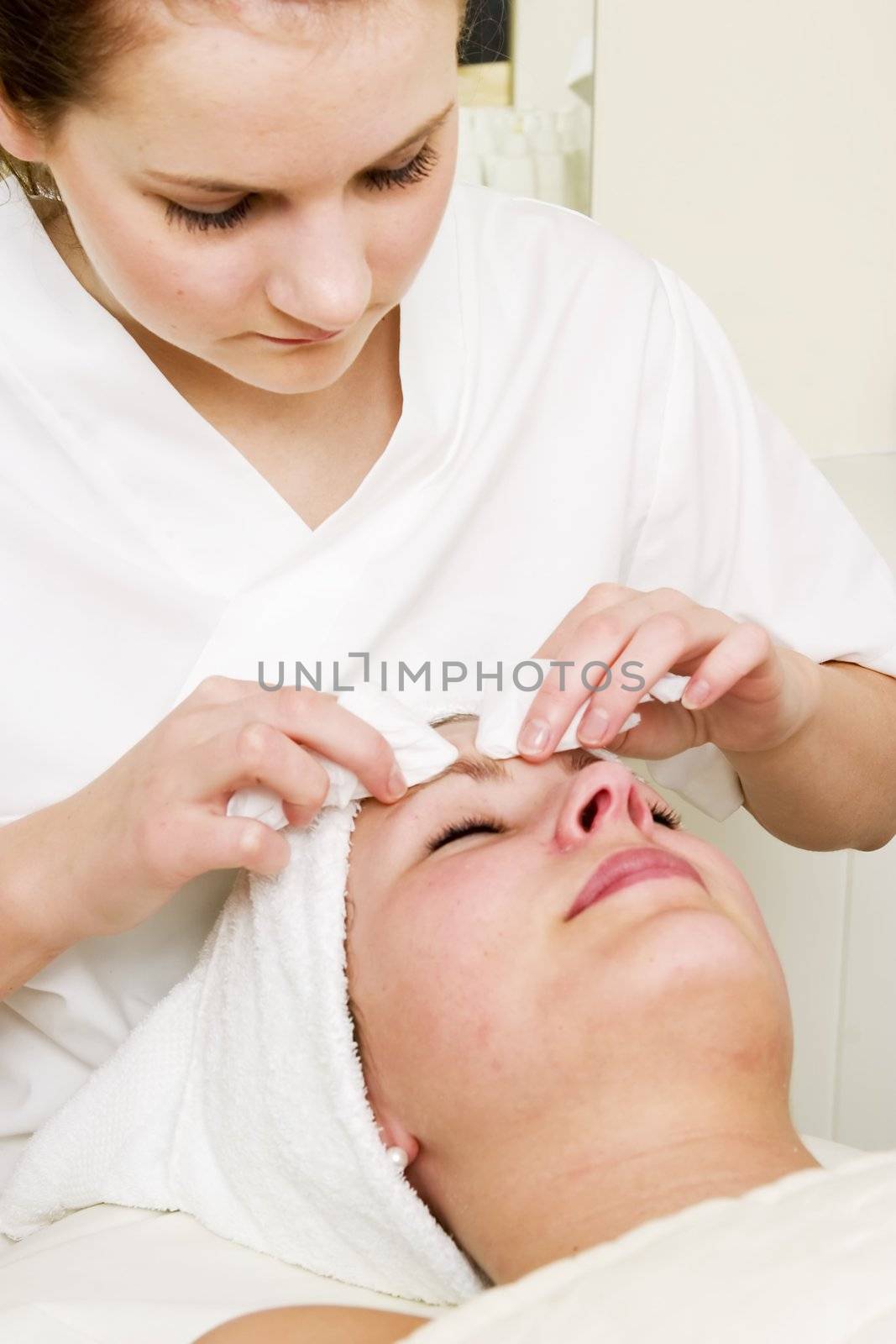 Deep cleansing facial extraction at a beauty spa