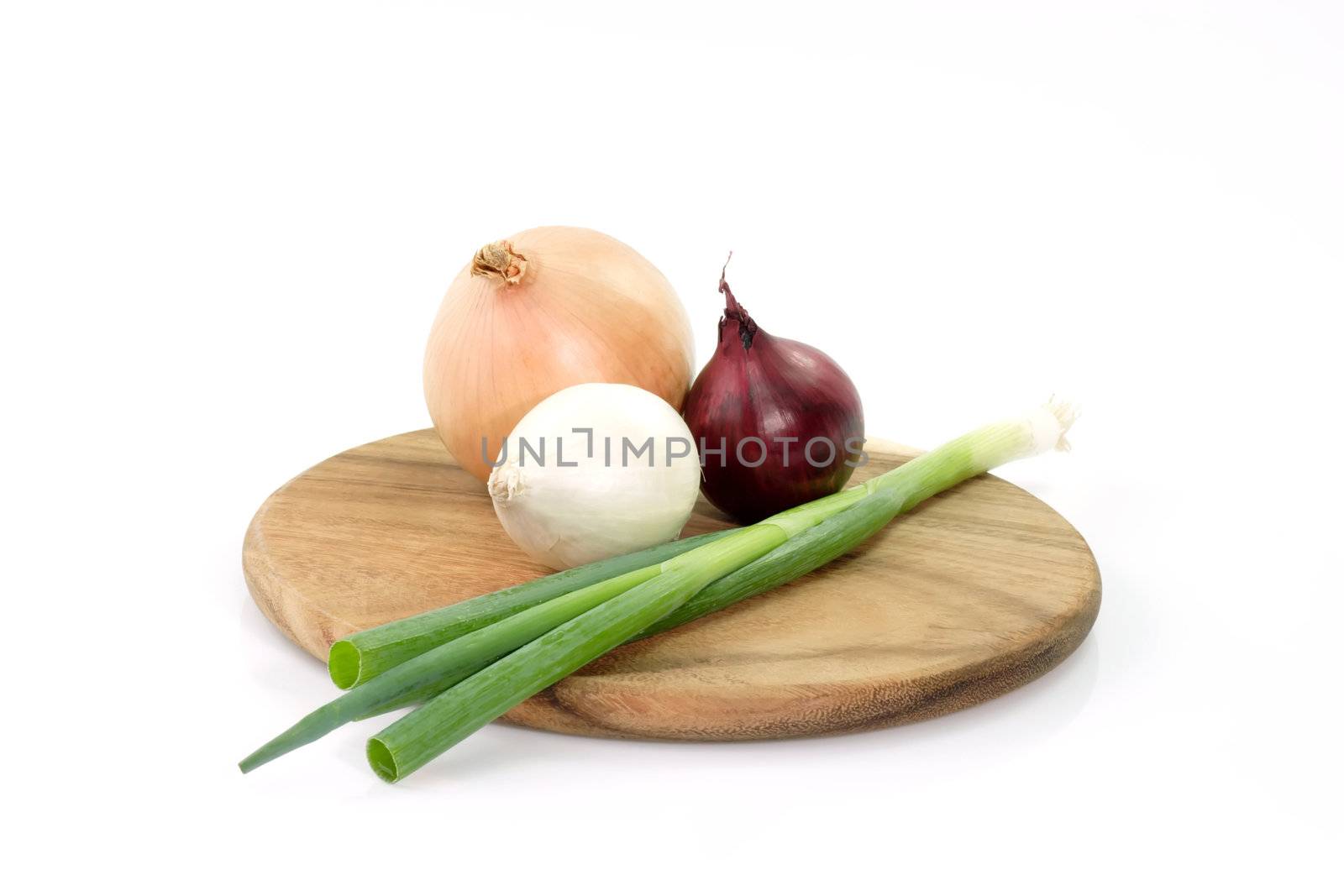 Onions on a wooden board by Teamarbeit