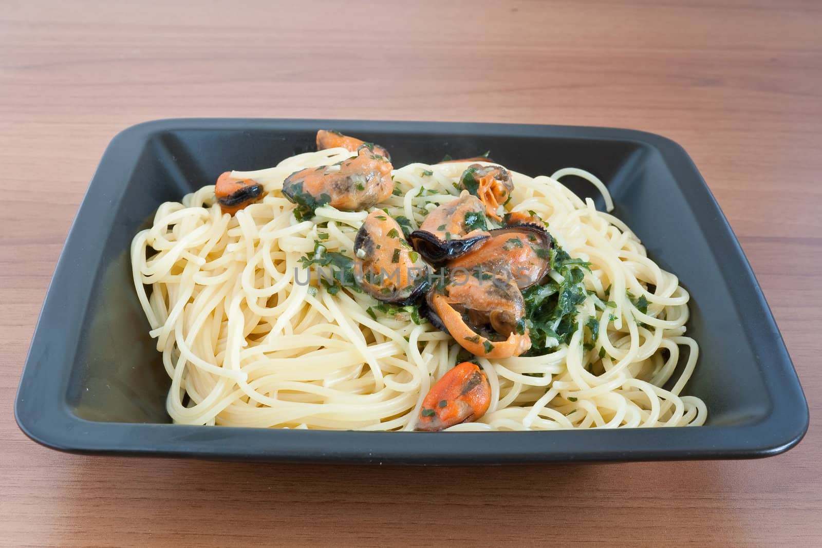 typical italian cooking: spaghetti with mussels and garlic. 