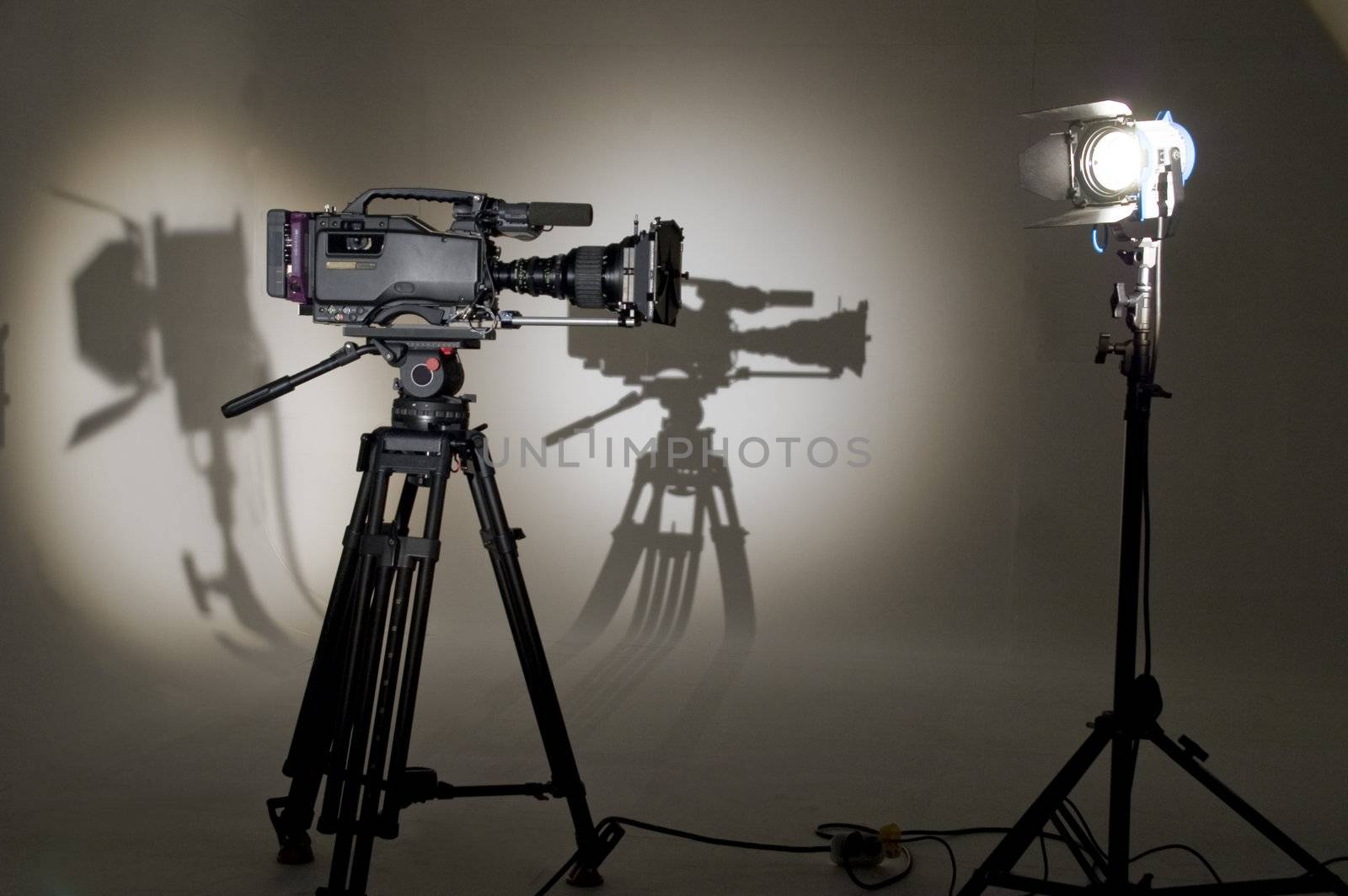 �V the chamber in studio. Searchlight and silhouette of the chamber.