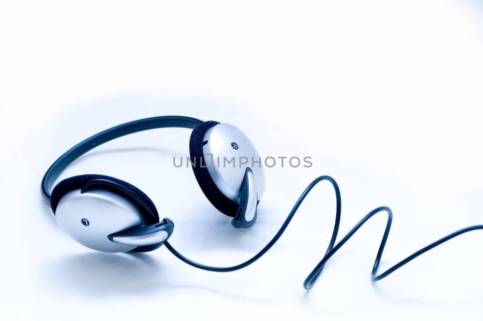 headphones with wire in shape of M