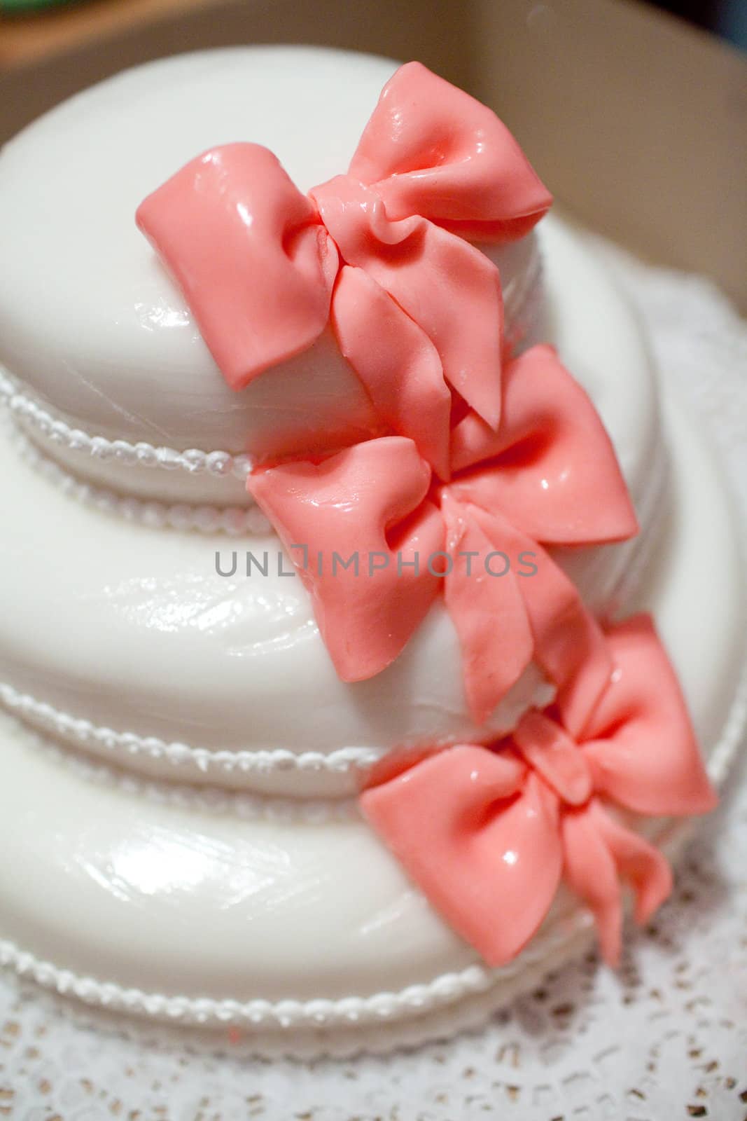 widding cake with pink bows