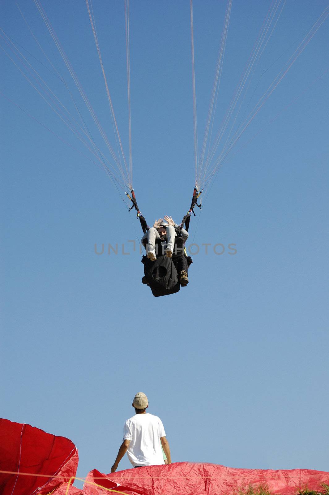 Double Paragliding landing by nihues