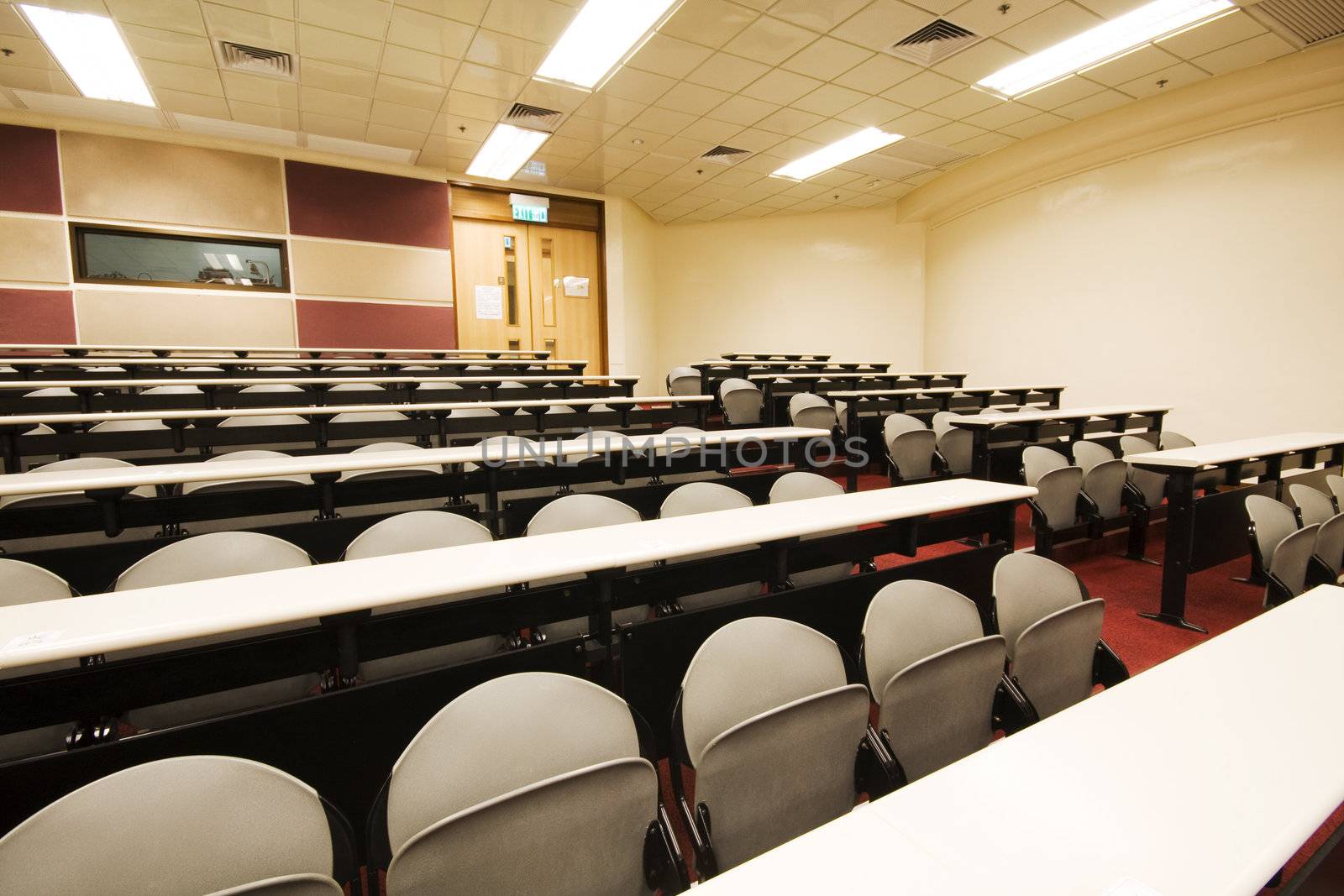 leacture room with many chairs.