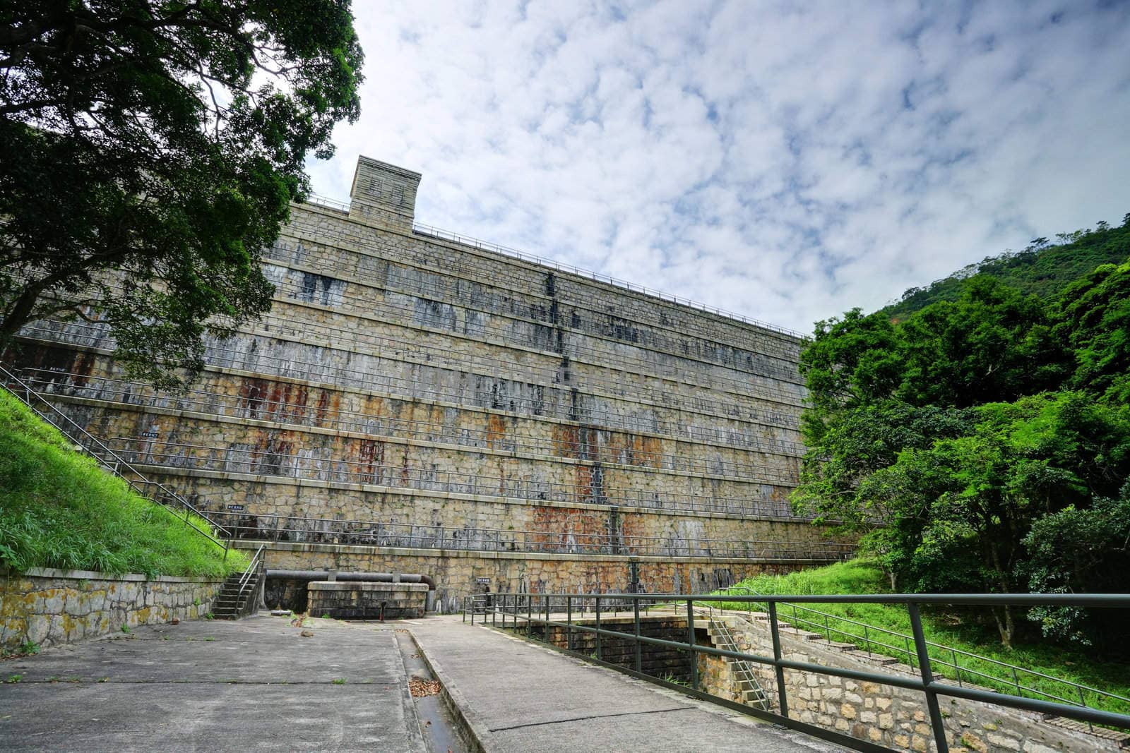 Reservoirs dam