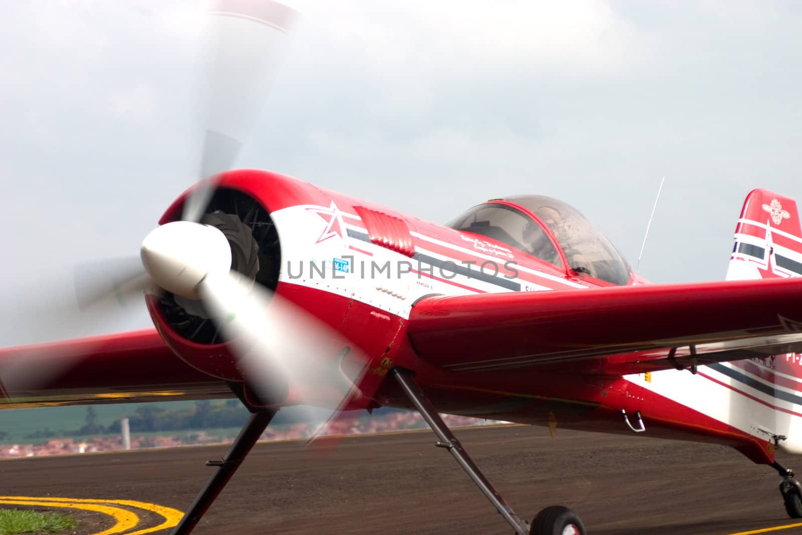 Lateral view of airplane, with motion helice