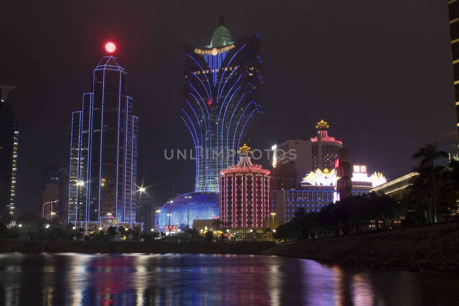 The construction scene of highrise casino building
