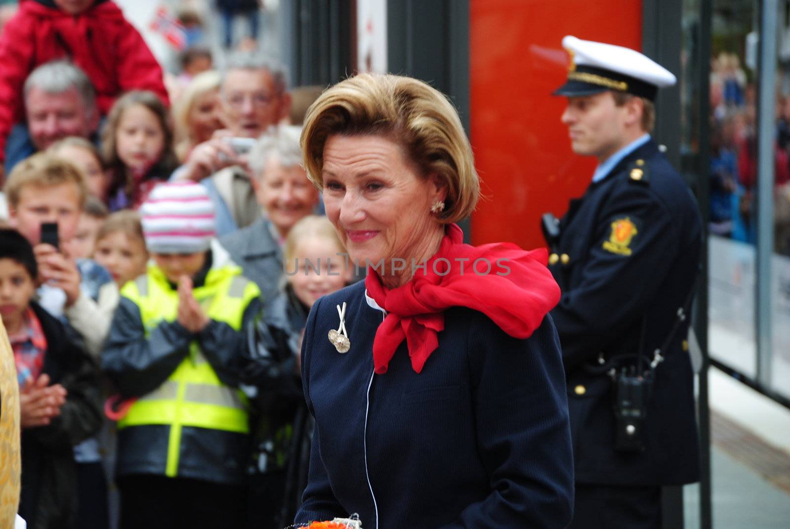 quen Sonja on opening day of "bybanen" in Bergen 22 june 2010