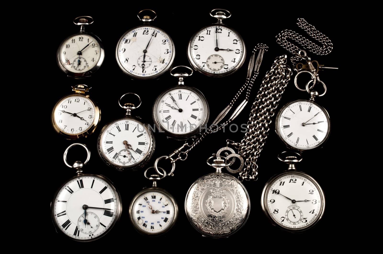 Cracked silver pocket watch by rigamondis