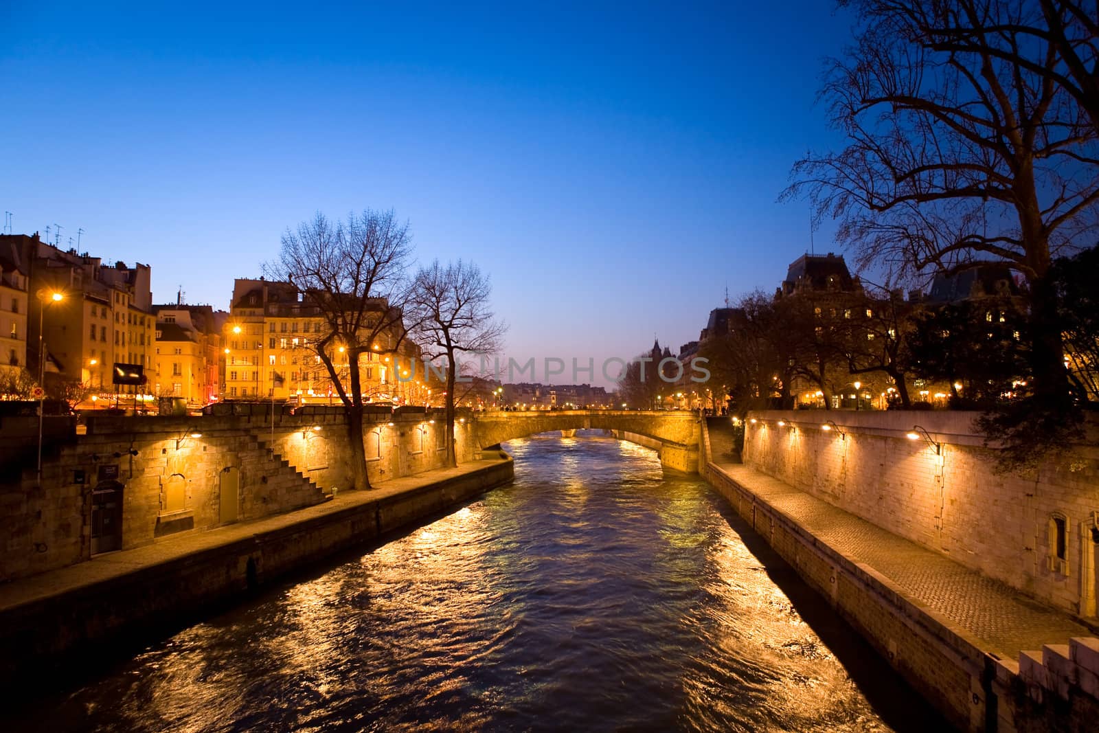 The picture is made in the evening on the Sena river in Paris