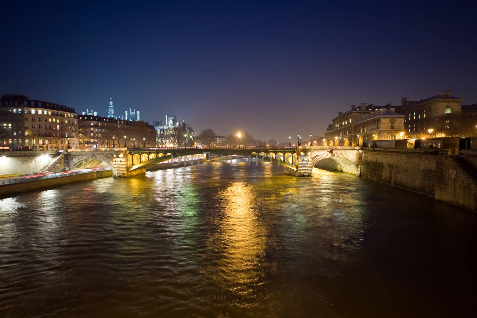 The picture is made in the evening on the Sena river in Paris