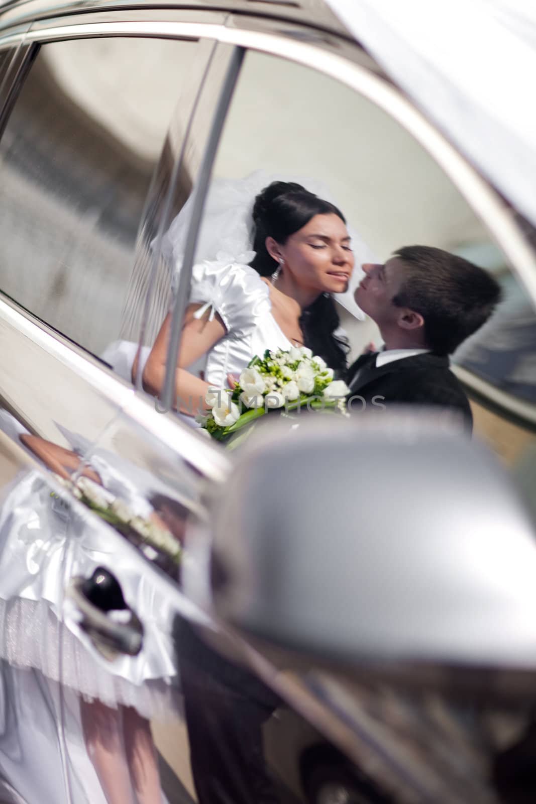 kiss in the reflection of a car