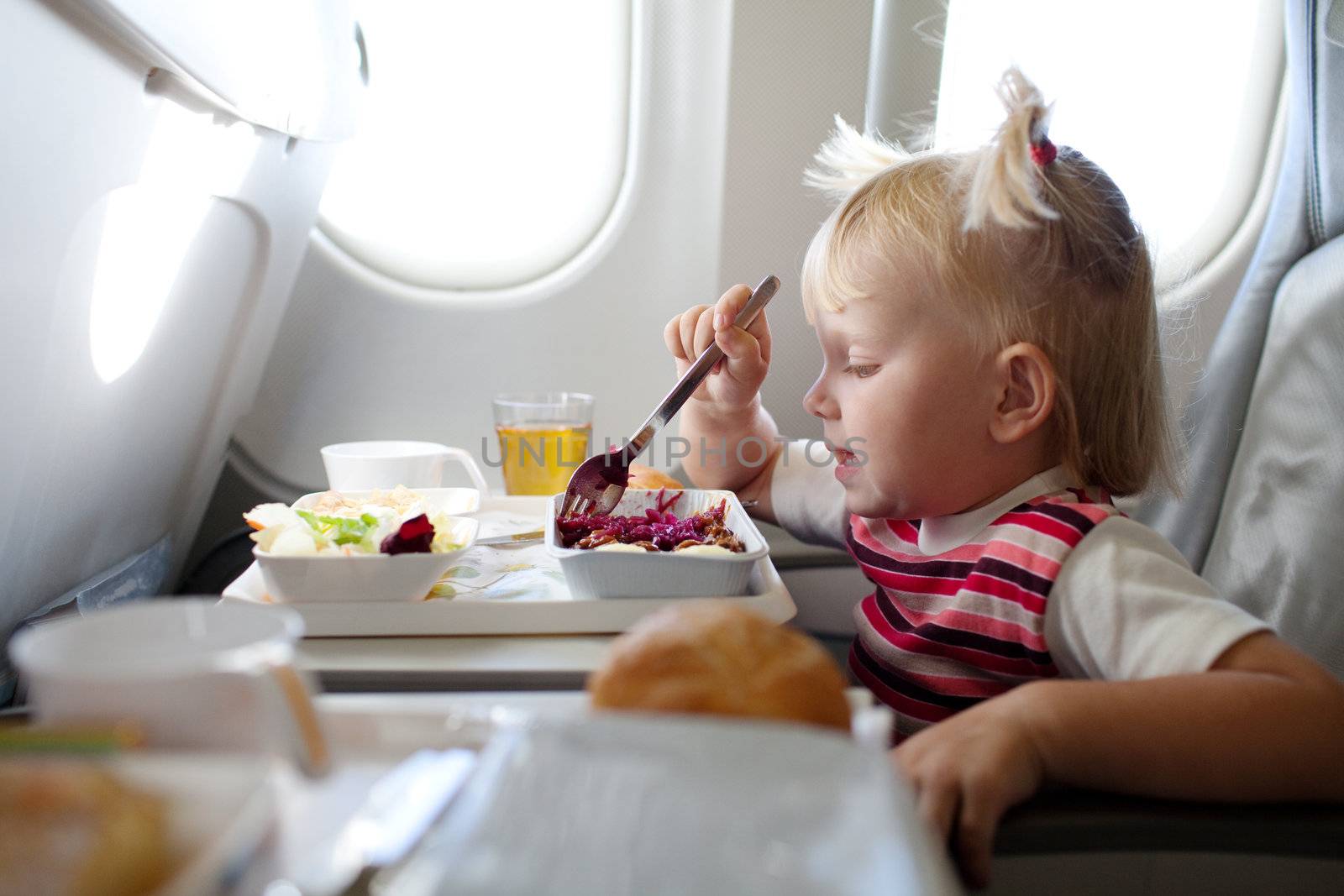 eating in the airplane by vsurkov