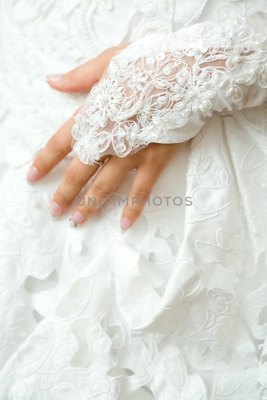 hand in glove of the bride