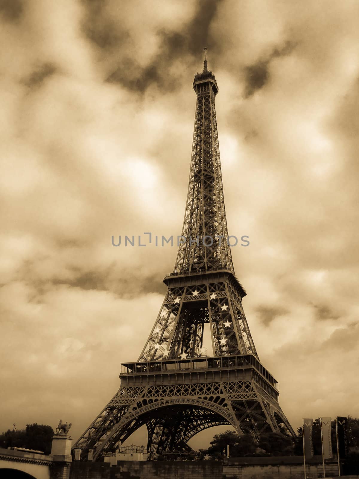 Eiffel Tower by chaosmediamgt