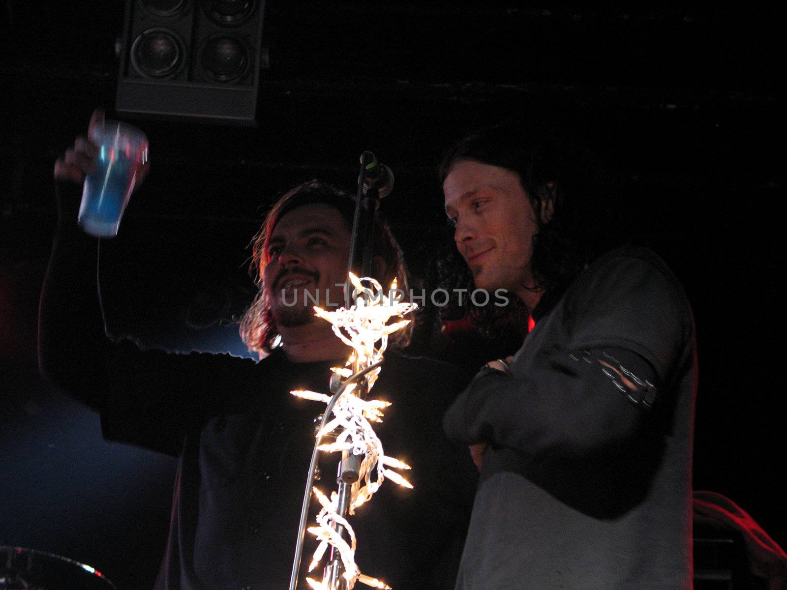 shaun morgan of seether singing a duet with jonny hetherington of art of dying in england