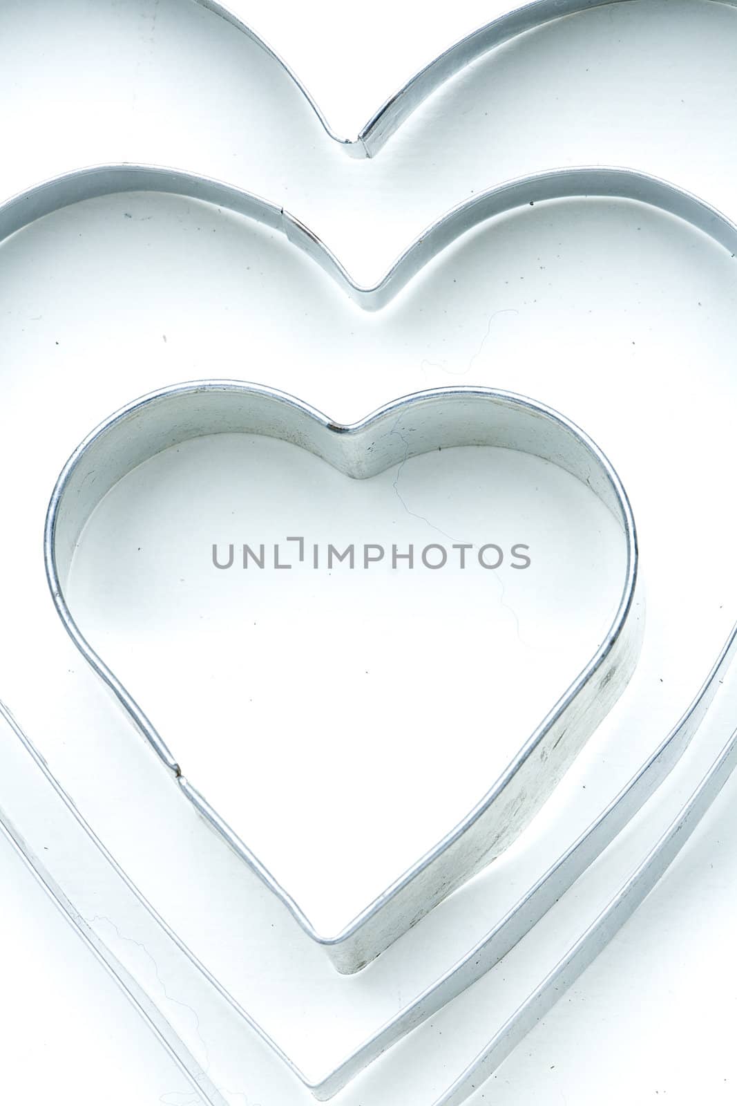 The white aluminum hearts lie one in one