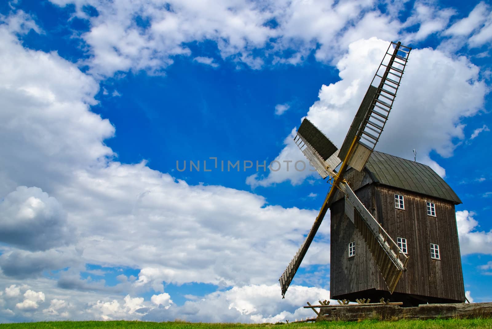 Windmill by leonom