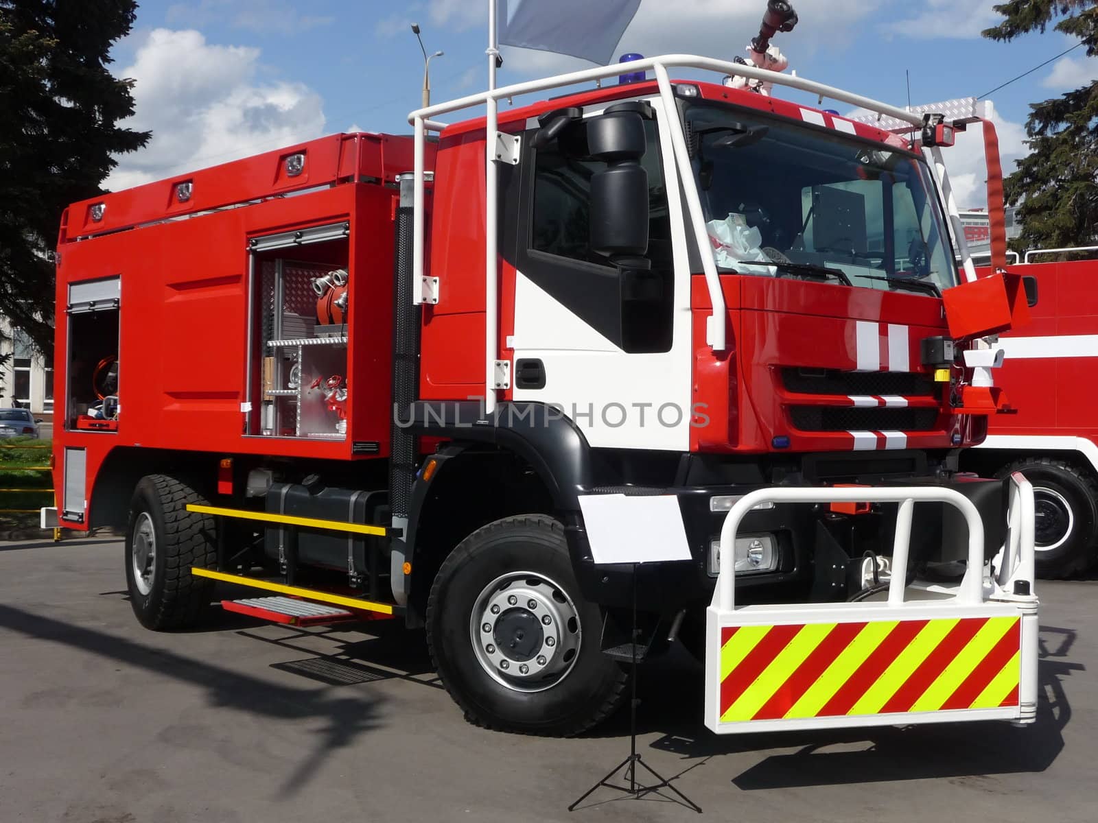 Powerful fire truck by tomatto